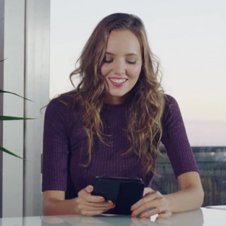 Порно бесплатное мама учит маленькую дочь целоваться