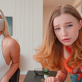 Одна крошка ебется, вторая за компом