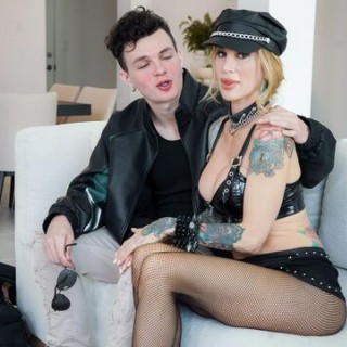 Зрелую красавицу круто трахнул молодой член