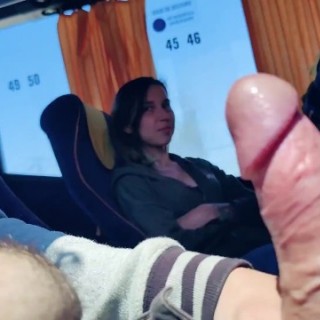 В автобусе грубо деру девку в ротан