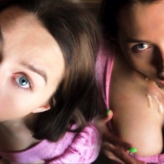 Дает сосать девке с отличными дойками