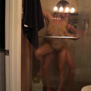 В душевой кабине самец пердолит свою грудастую телочку