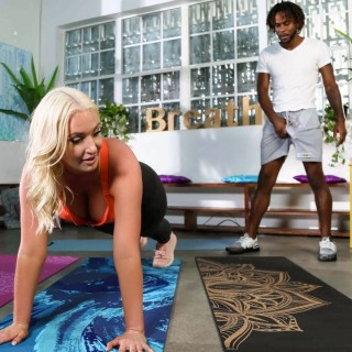 Милфу с большой жопой и огромными сиськами ебет негр