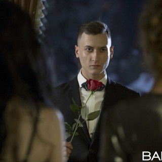 Отлично шпилится с двумя молодыми девушками