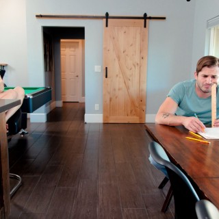 Огромным хуем парень отодрал милашку