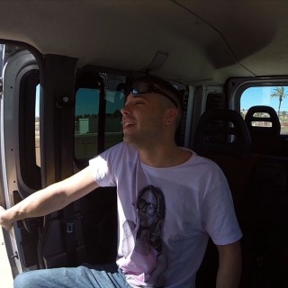 В машине поимел пышногрудую жопастую самку