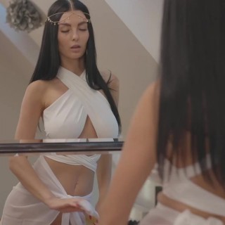 Телочка с отличными дойками ласкает себя пизду