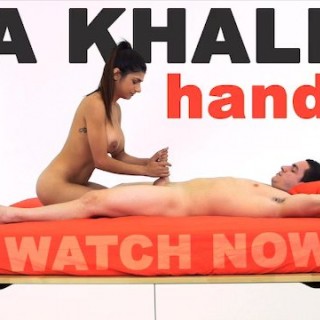 Сисястая бабенка отлично дрочит мужику конец