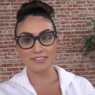 Телочка в очках дрочит мужику конец