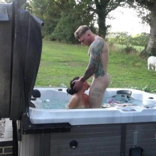 В ванной во дворе выебал татуированную шлюху