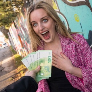 За деньги телка отсасывает и ебется