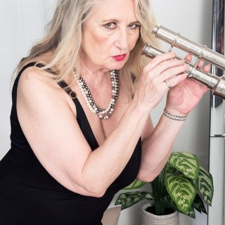 Жирная старуха мастурбирует дыру