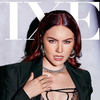 Симпатичная девица круто жарится