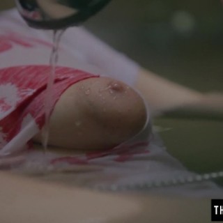 Красотка Эмили (Emily J) играется с пиздой