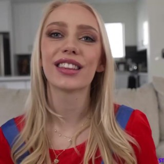 Веселая молодая блондиночка круто жарится