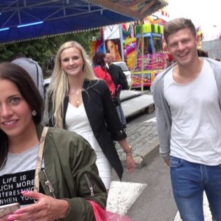 Лижет сестре под столом порно