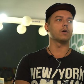 Парень дрочит на журнал