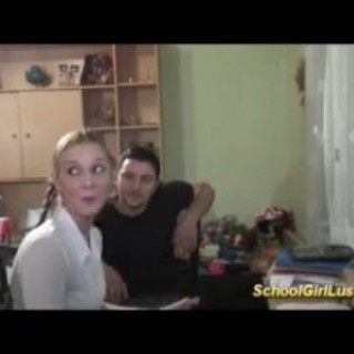 Симпатичную красивую молодку жарят парни